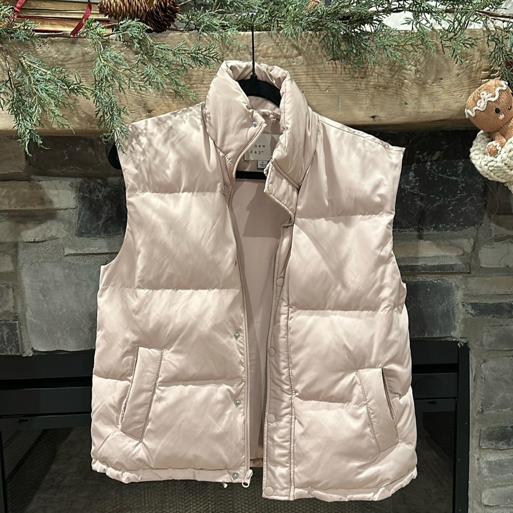 Great condition. Bone/tan color puffer vest. No stains.